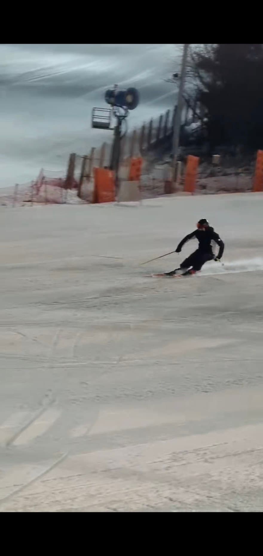 Paul 在雪道上進行雙板刻滑