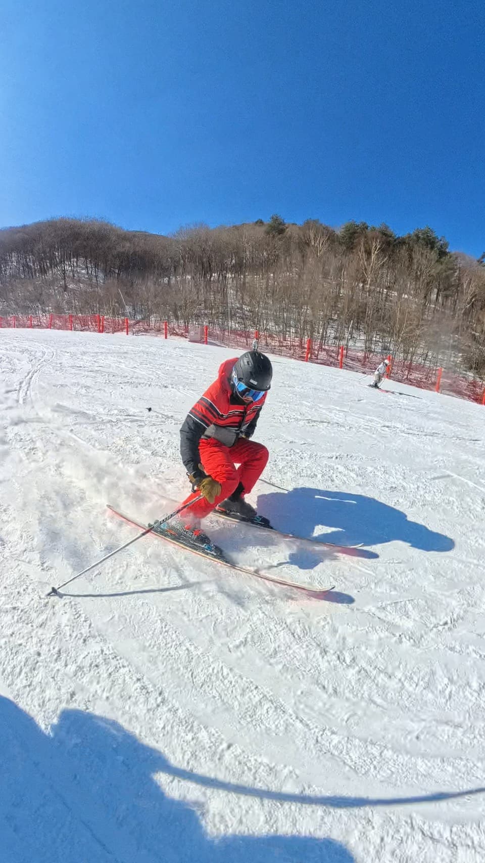Paul 穿紅色雪服進行雙板轉彎